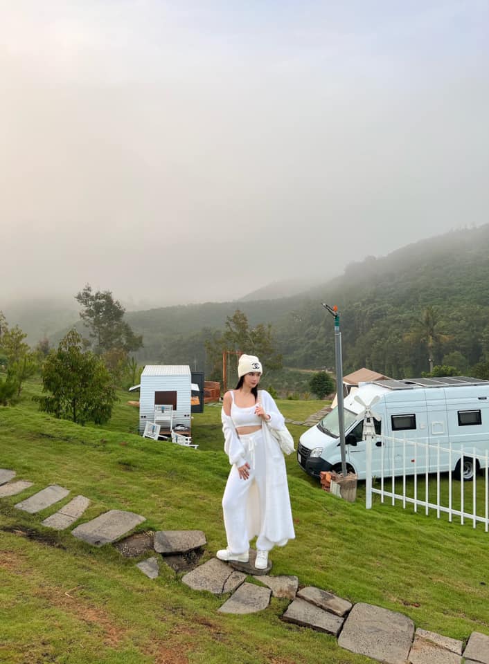 Ngọc Trinh bị bóc phốt vụ mua 11 ha đất, fanboy số 1 