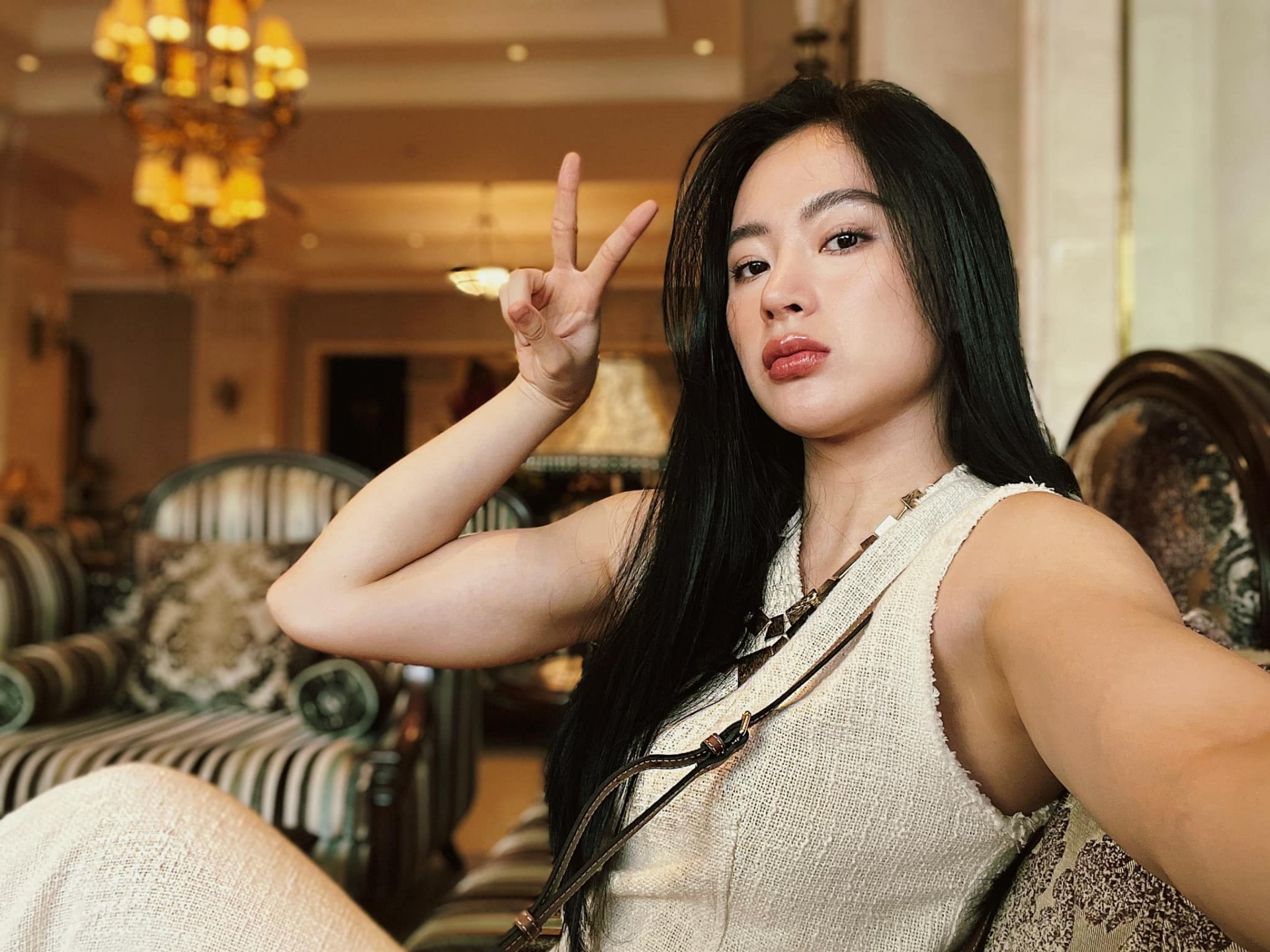 Angela Phương Trinh đu cây tập gym, chứng minh thể lực đáng nể - Ảnh 2