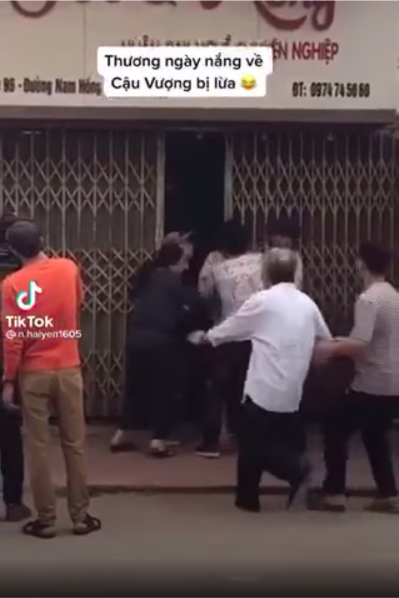 Lộ clip cậu Vượng bị giang hồ đòi nọ, bà Nga phải 