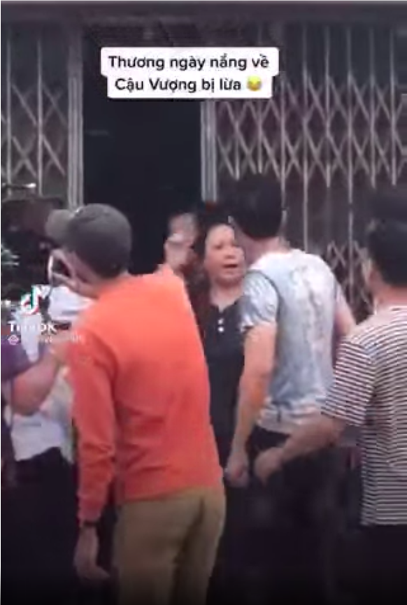 Lộ clip cậu Vượng bị giang hồ đòi nọ, bà Nga phải 