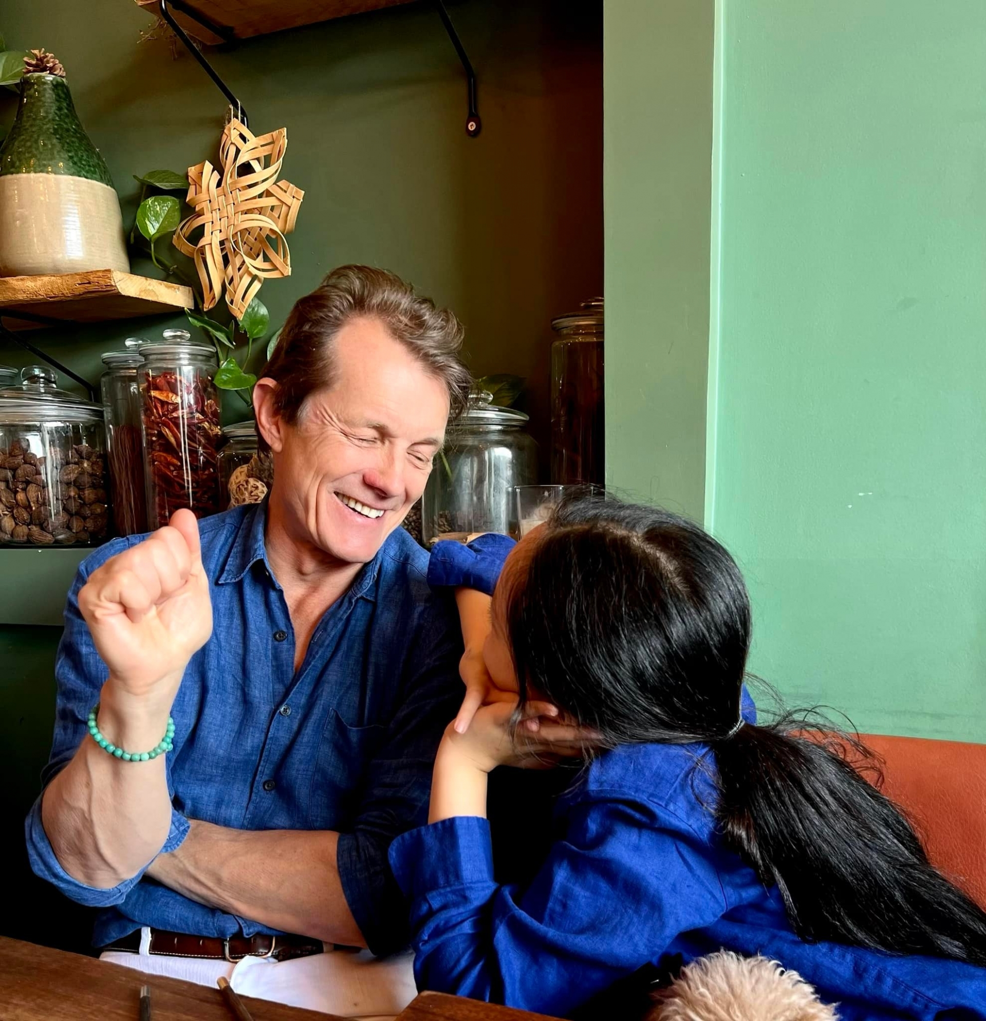 Hôm qua sao làm gì (22/5) - Ảnh 2