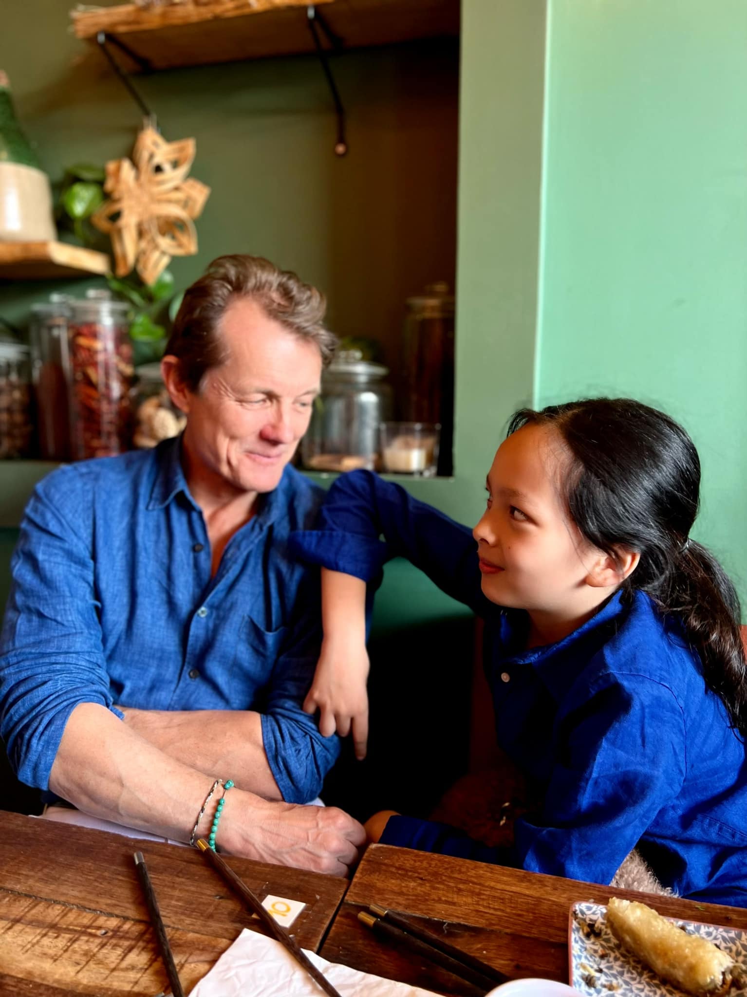 Hôm qua sao làm gì (22/5) - Ảnh 7