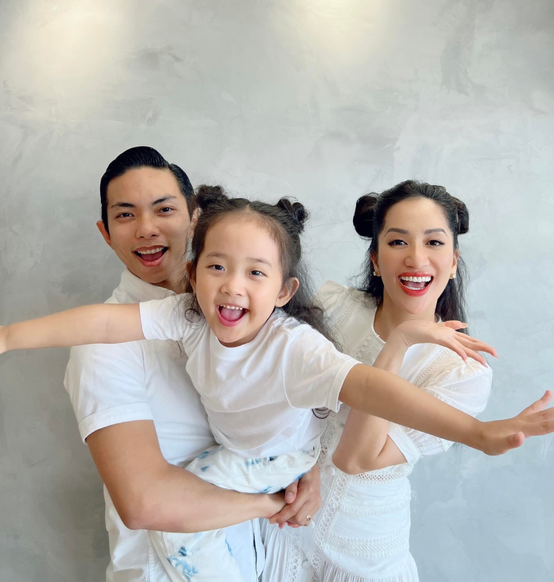 Hôm qua sao làm gì (24/5) - Ảnh 1