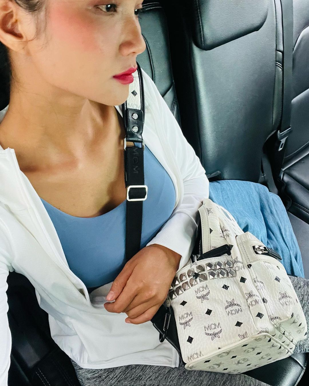 Hôm qua sao làm gì (24/5) - Ảnh 7