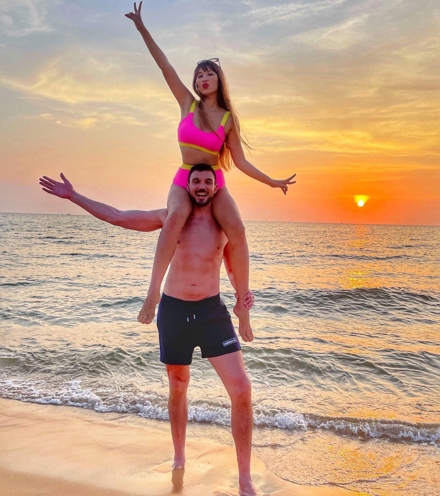 Hôm qua sao làm gì (24/5) - Ảnh 9