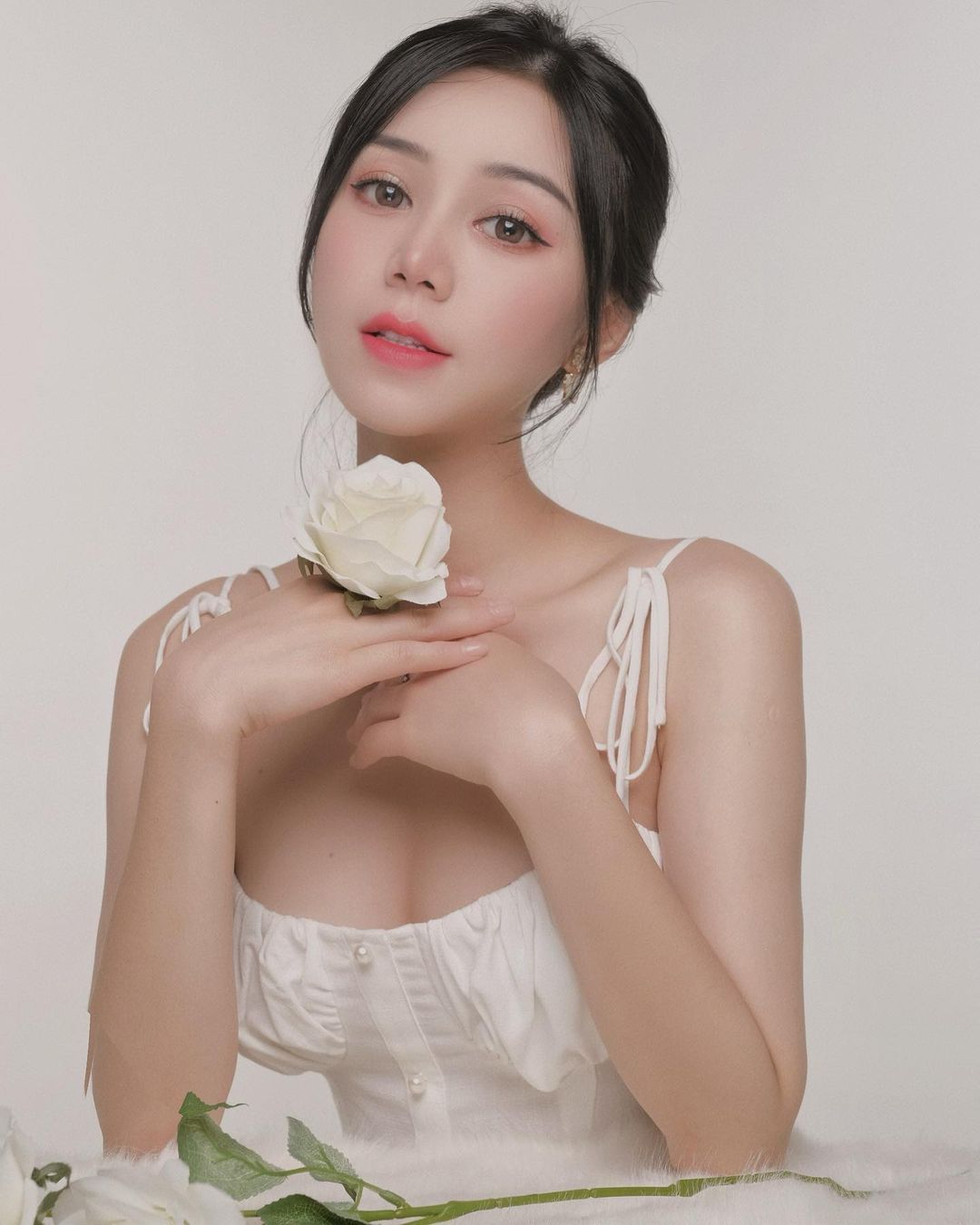 Quỳnh Kool ngây thơ, xinh như búp bê trong loạt ảnh diện đầm 2 dây  - Ảnh 1