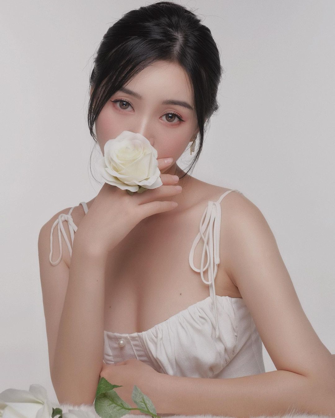 Quỳnh Kool ngây thơ, xinh như búp bê trong loạt ảnh diện đầm 2 dây  - Ảnh 2