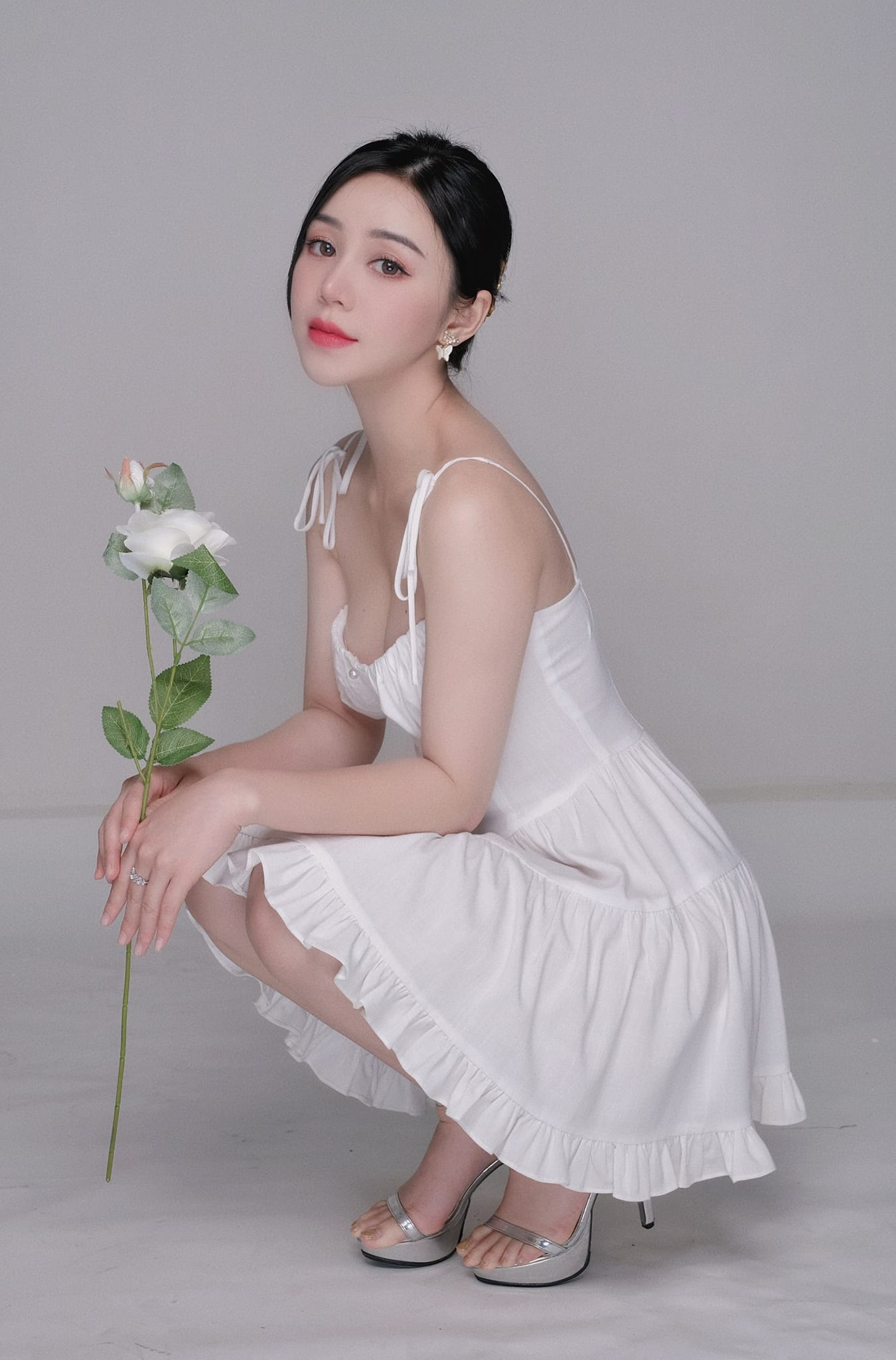 Quỳnh Kool ngây thơ, xinh như búp bê trong loạt ảnh diện đầm 2 dây  - Ảnh 4