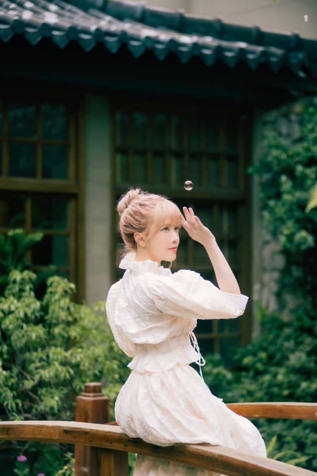 Thiều Bảo Trâm bất ngờ đăng status: 