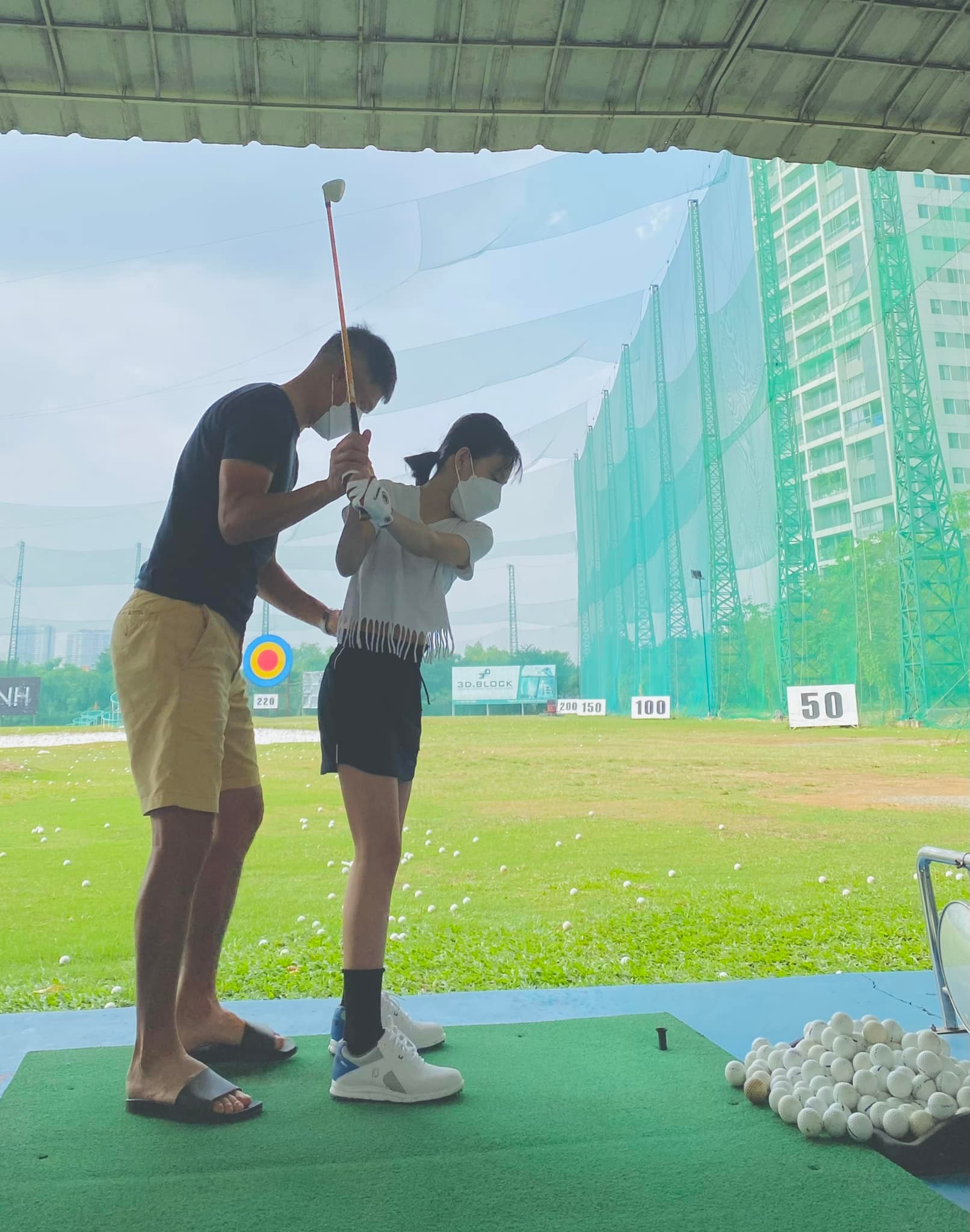 Công Vinh khoe ảnh dạy con gái đánh golf, vóc dáng của Bánh Gạo thành tâm điểm chú ý - Ảnh 2