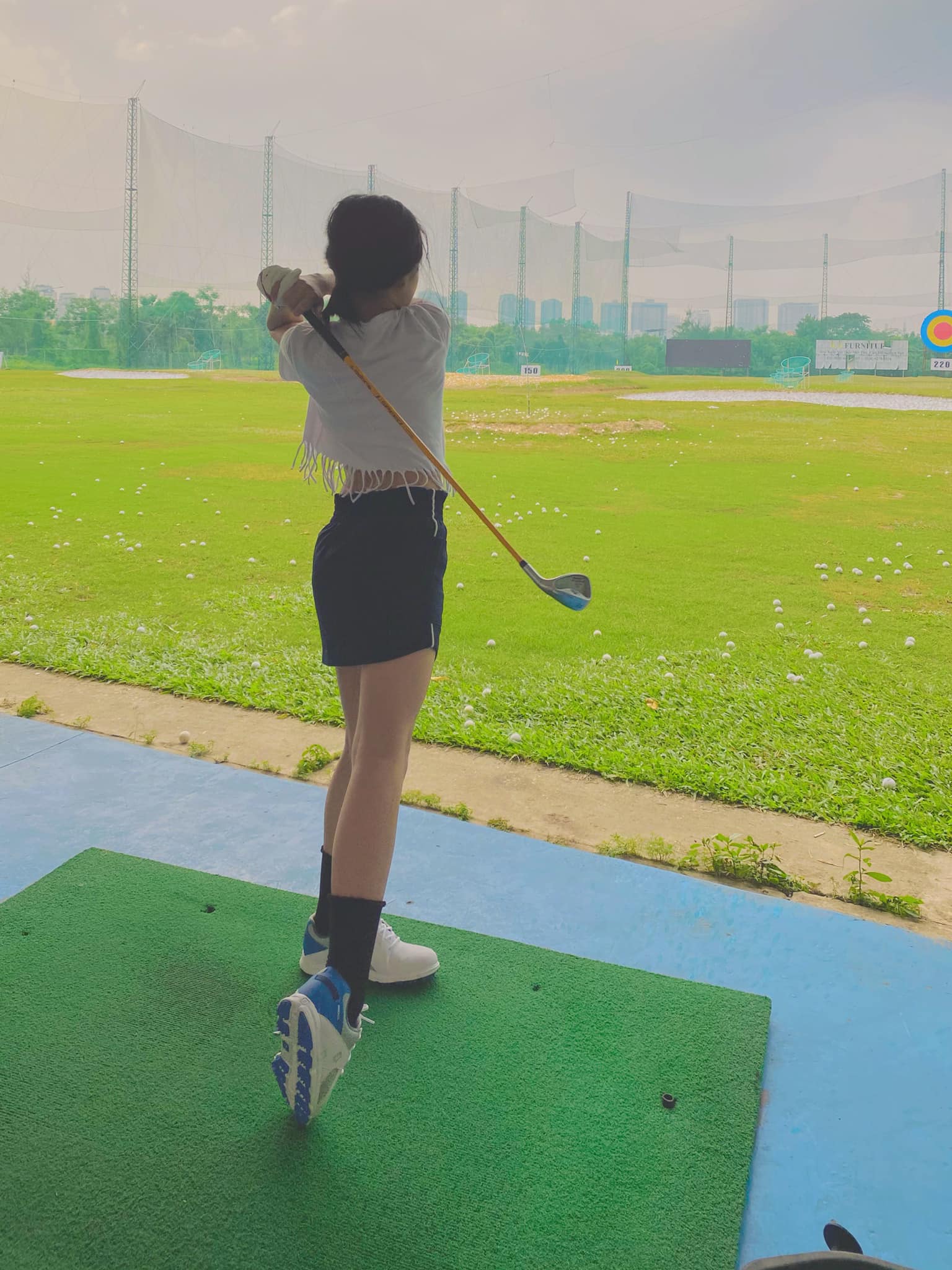 Công Vinh khoe ảnh dạy con gái đánh golf, vóc dáng của Bánh Gạo thành tâm điểm chú ý - Ảnh 5