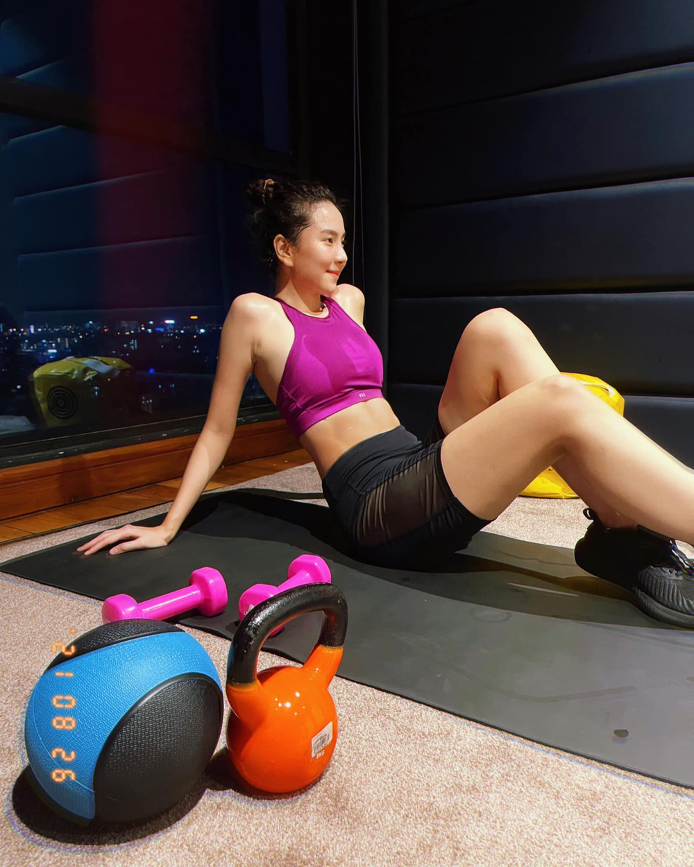 MC Mai Ngọc: 300 ngày đi làm là 300 chiếc váy, kiểu tóc thay đổi hằng ngày, make up từ trưa đến tối - Ảnh 10