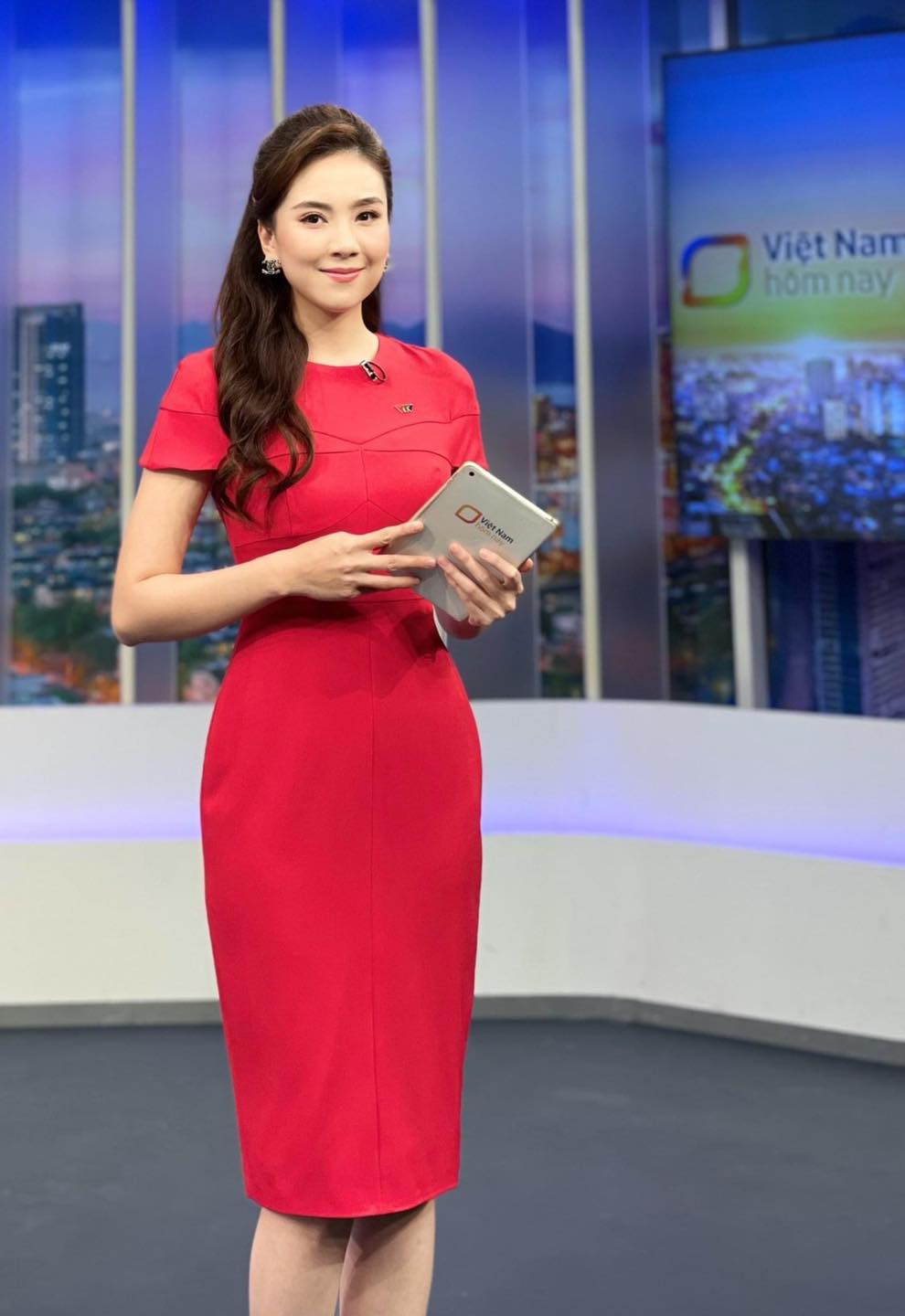 MC Mai Ngọc: 300 ngày đi làm là 300 chiếc váy, kiểu tóc thay đổi hằng ngày, make up từ trưa đến tối - Ảnh 2