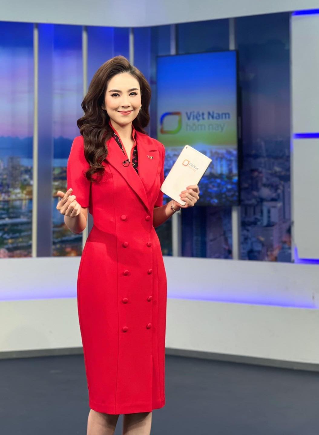 MC Mai Ngọc: 300 ngày đi làm là 300 chiếc váy, kiểu tóc thay đổi hằng ngày, make up từ trưa đến tối - Ảnh 3