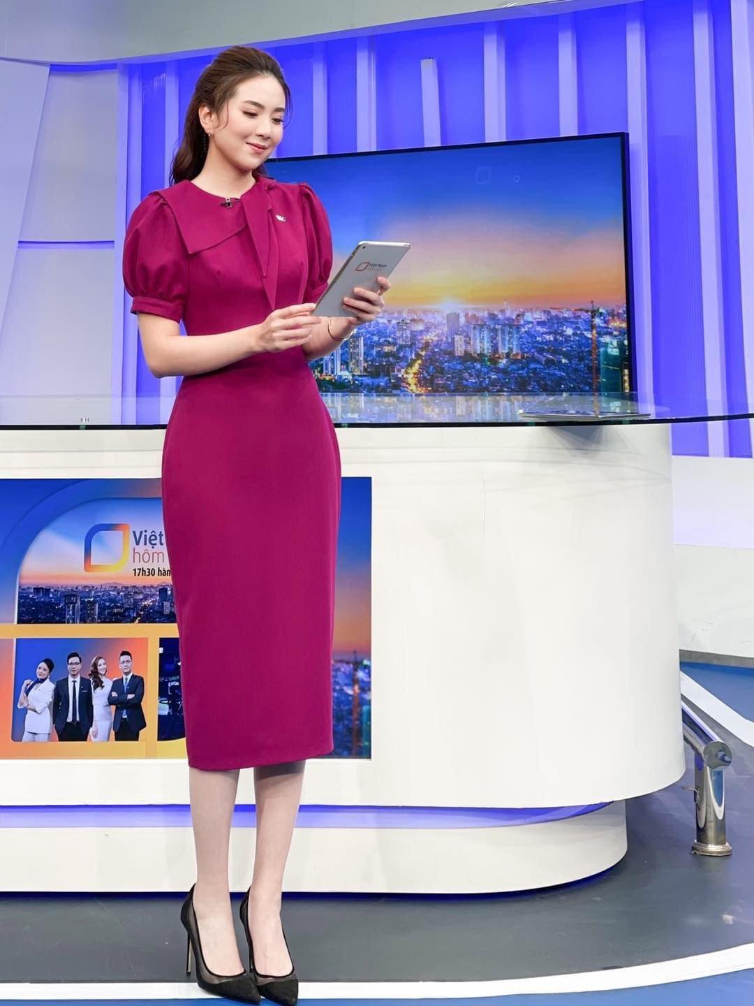 MC Mai Ngọc: 300 ngày đi làm là 300 chiếc váy, kiểu tóc thay đổi hằng ngày, make up từ trưa đến tối - Ảnh 5