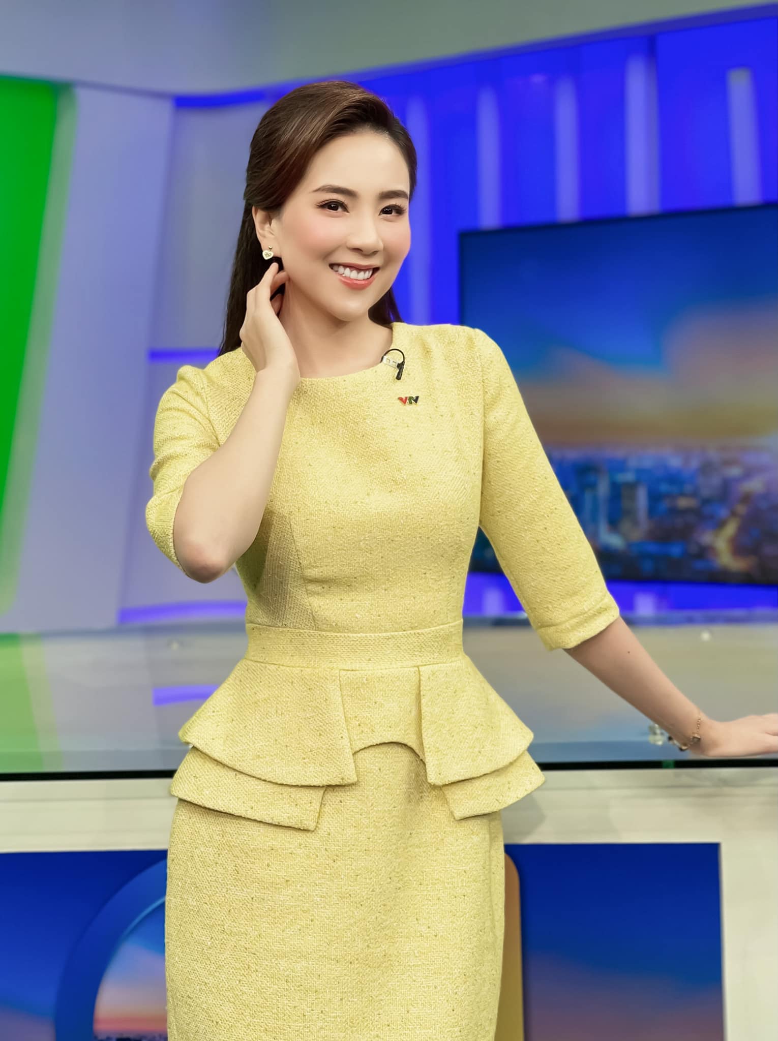 MC Mai Ngọc: 300 ngày đi làm là 300 chiếc váy, kiểu tóc thay đổi hằng ngày, make up từ trưa đến tối - Ảnh 9