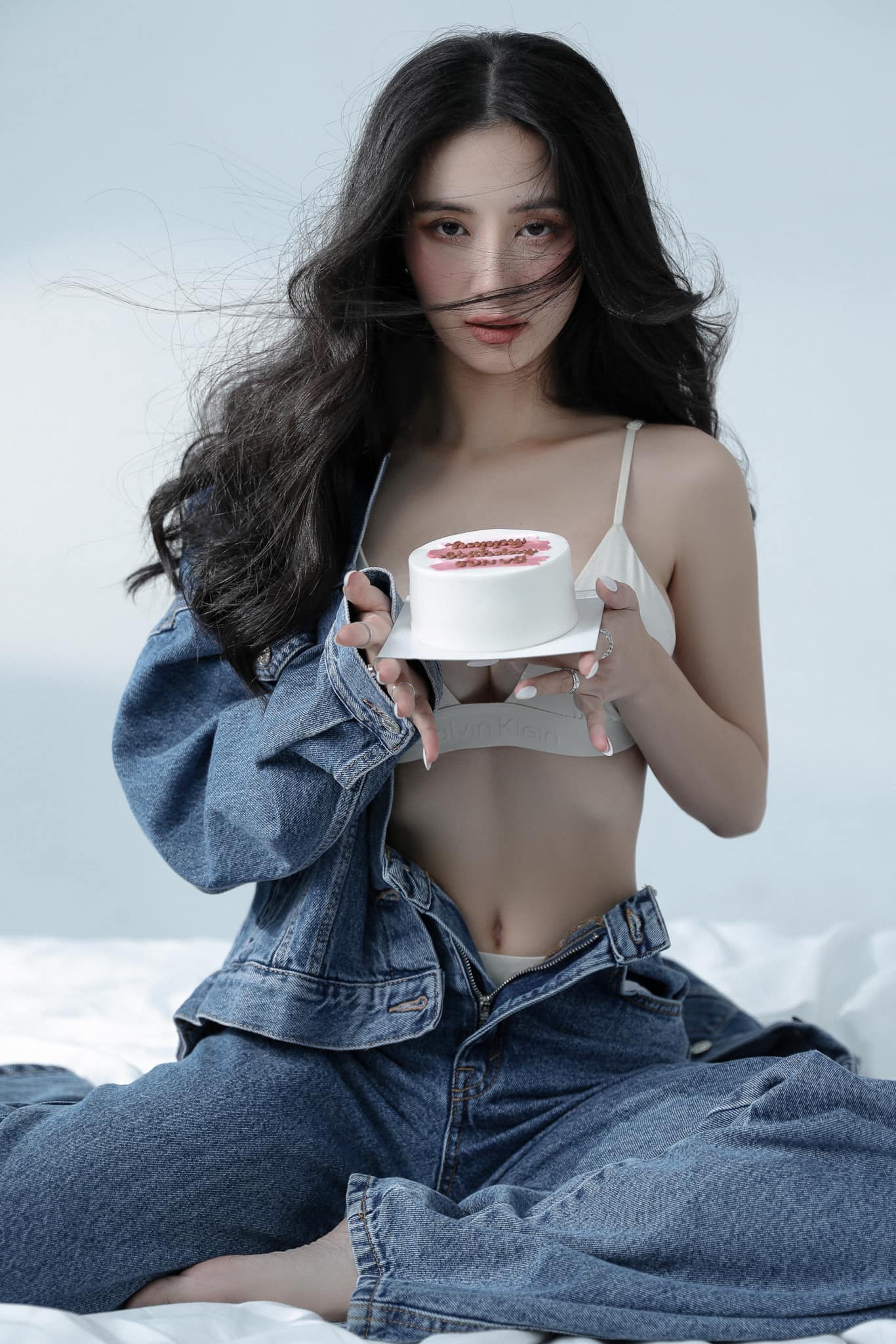 Hôm qua sao làm gì (4/6): Jun Vũ tung bộ ảnh nội y mừng tuổi mới - Ảnh 12