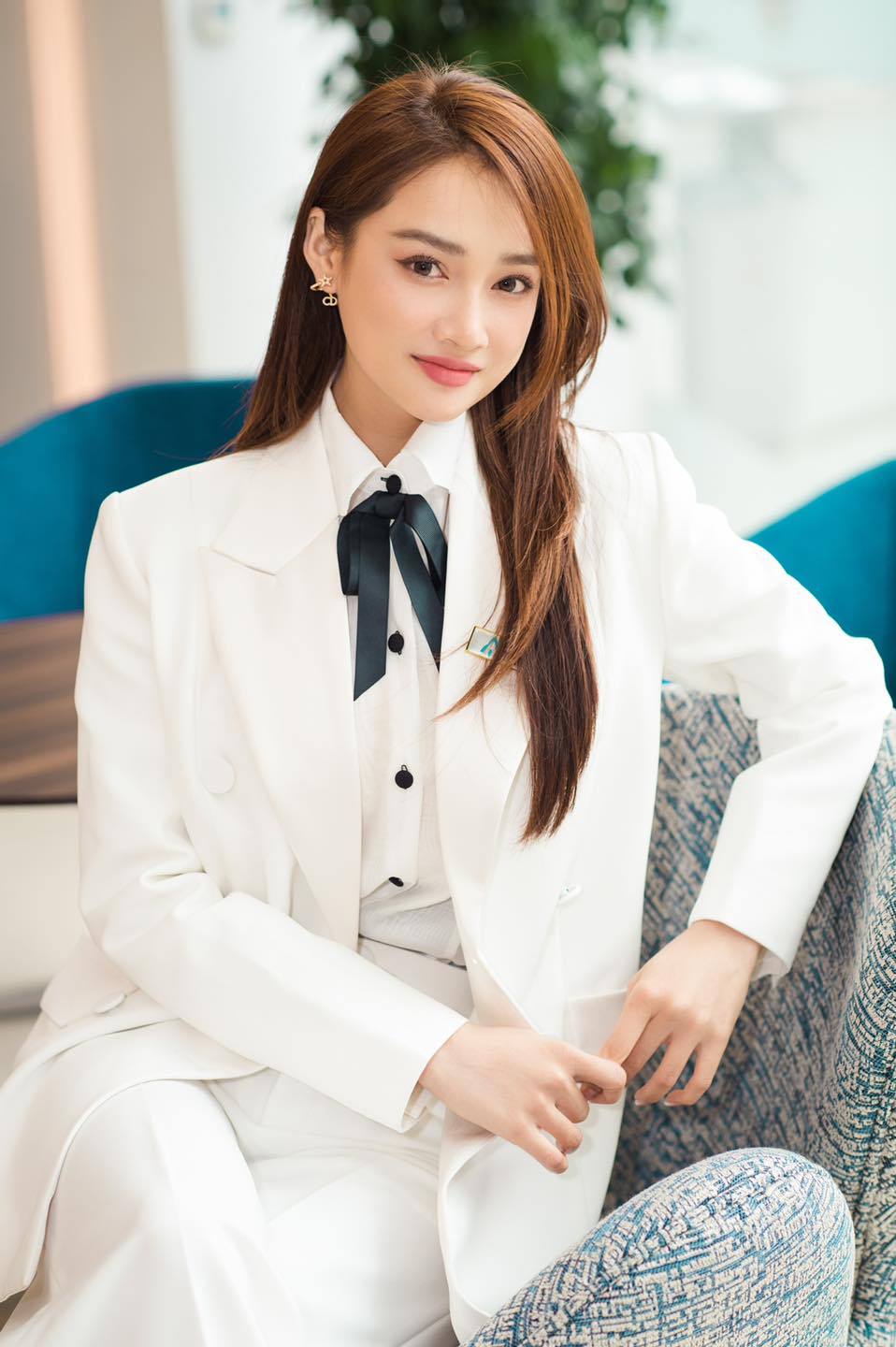 Lâu lắm Nhã Phương mới make up kiểu Tây sang chảnh, thì ra là đi sự kiện quan trọng này - Ảnh 1