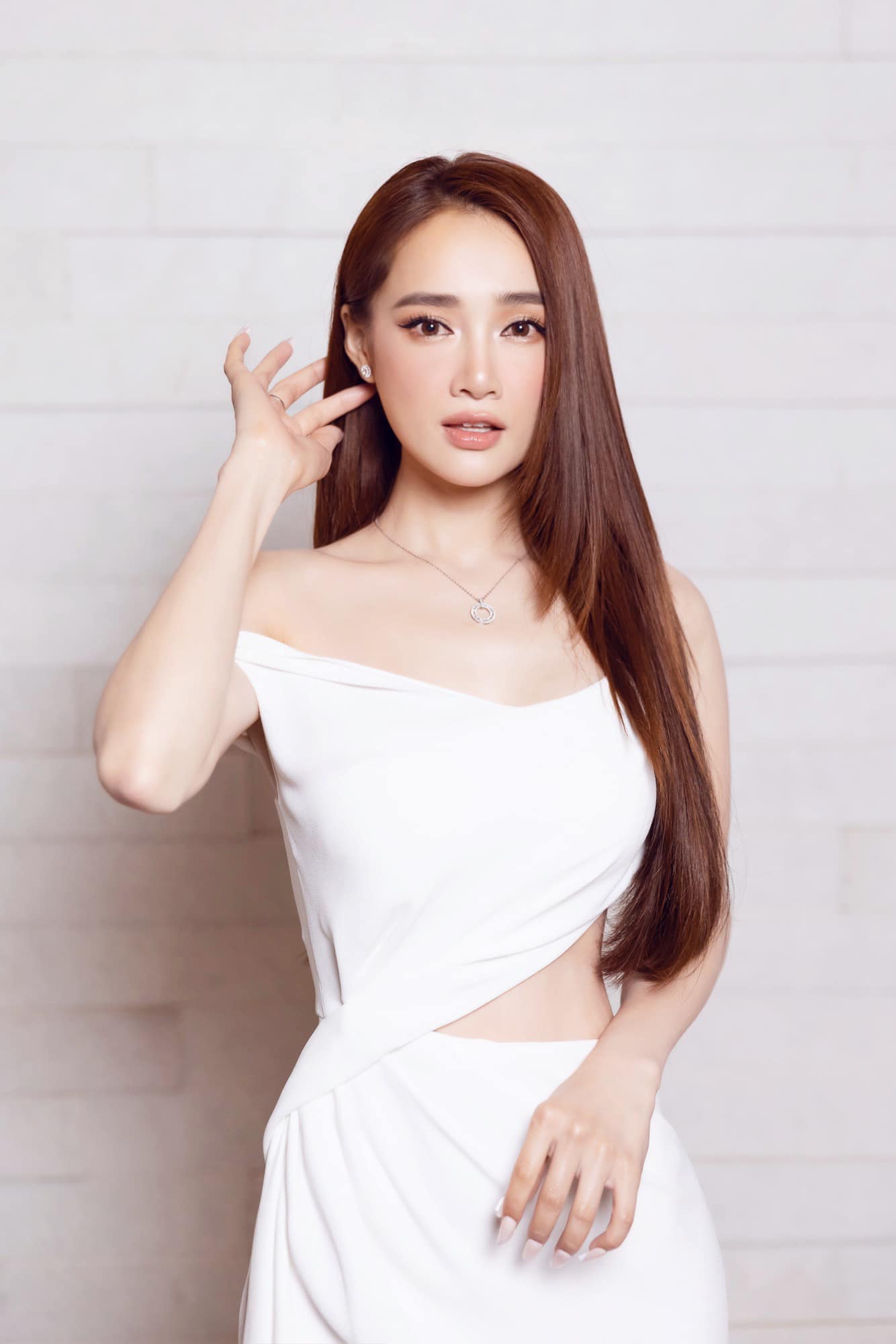 Lâu lắm Nhã Phương mới make up kiểu Tây sang chảnh, thì ra là đi sự kiện quan trọng này - Ảnh 2