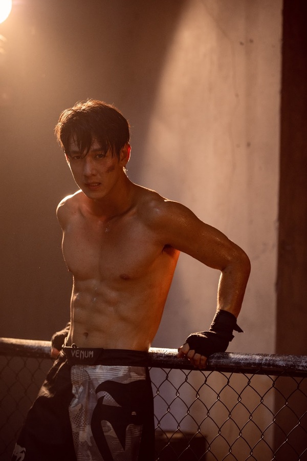 Song Luân cởi áo khoe múi bụng cuồn cuộn khiến các sao nữ thảng thốt - Ảnh 1