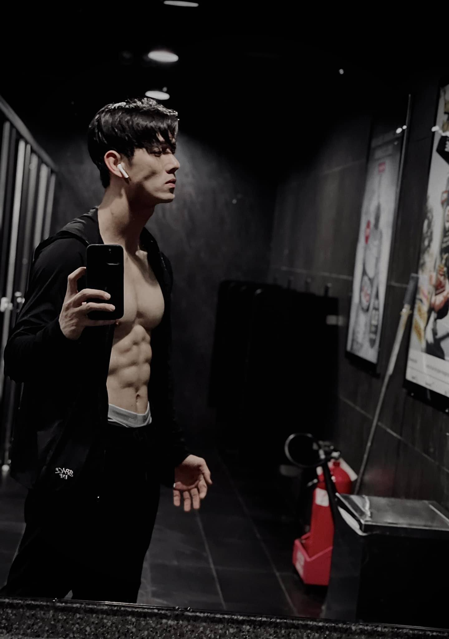 Song Luân cởi áo khoe múi bụng cuồn cuộn khiến các sao nữ thảng thốt - Ảnh 2