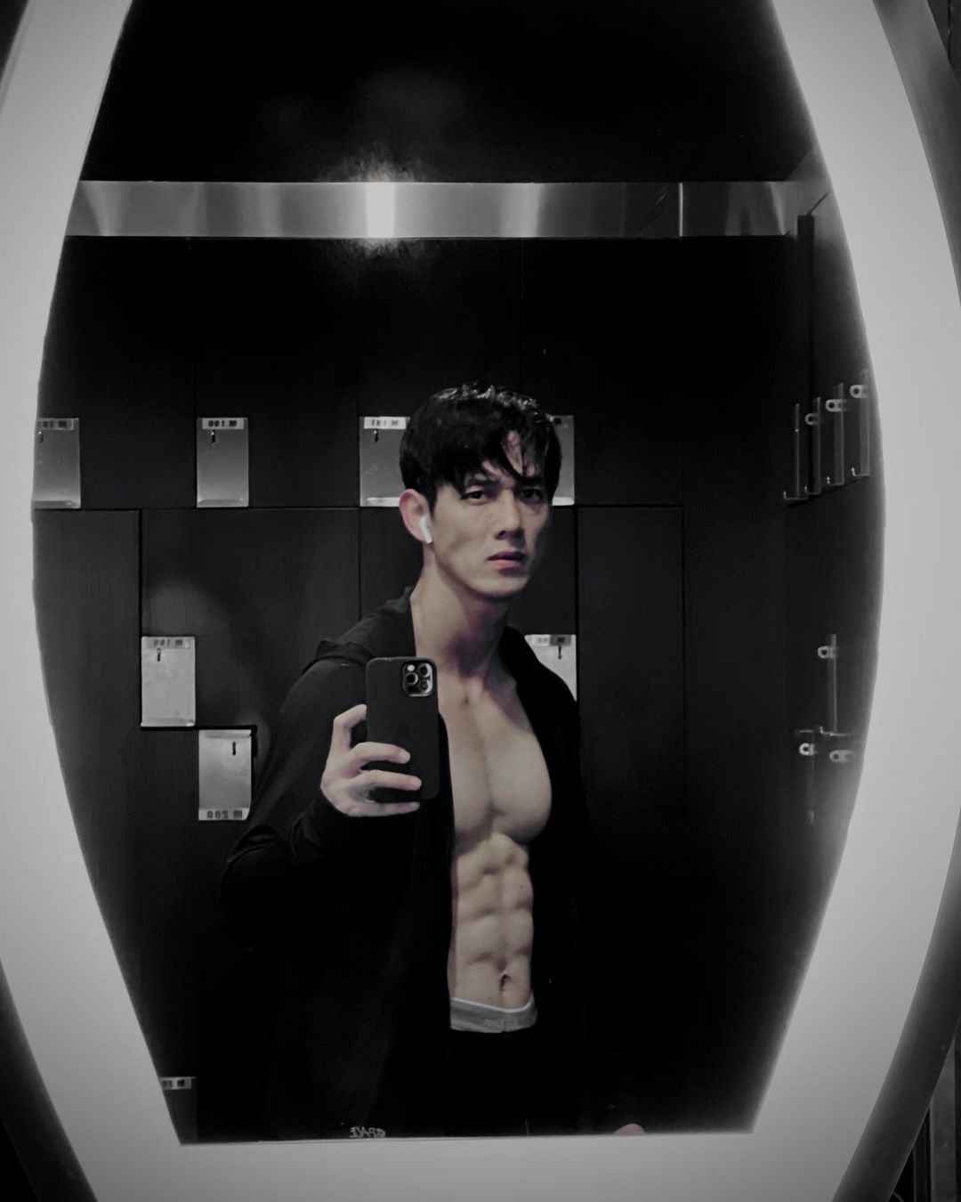 Song Luân cởi áo khoe múi bụng cuồn cuộn khiến các sao nữ thảng thốt - Ảnh 4