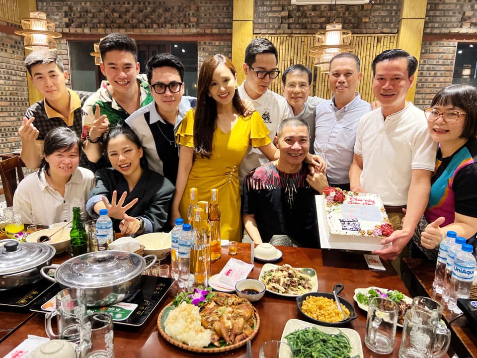 Bà xã Công Lý xúc động tâm sự khi chồng lần đầu được đi off đoàn phim sau tai nạn - Ảnh 1