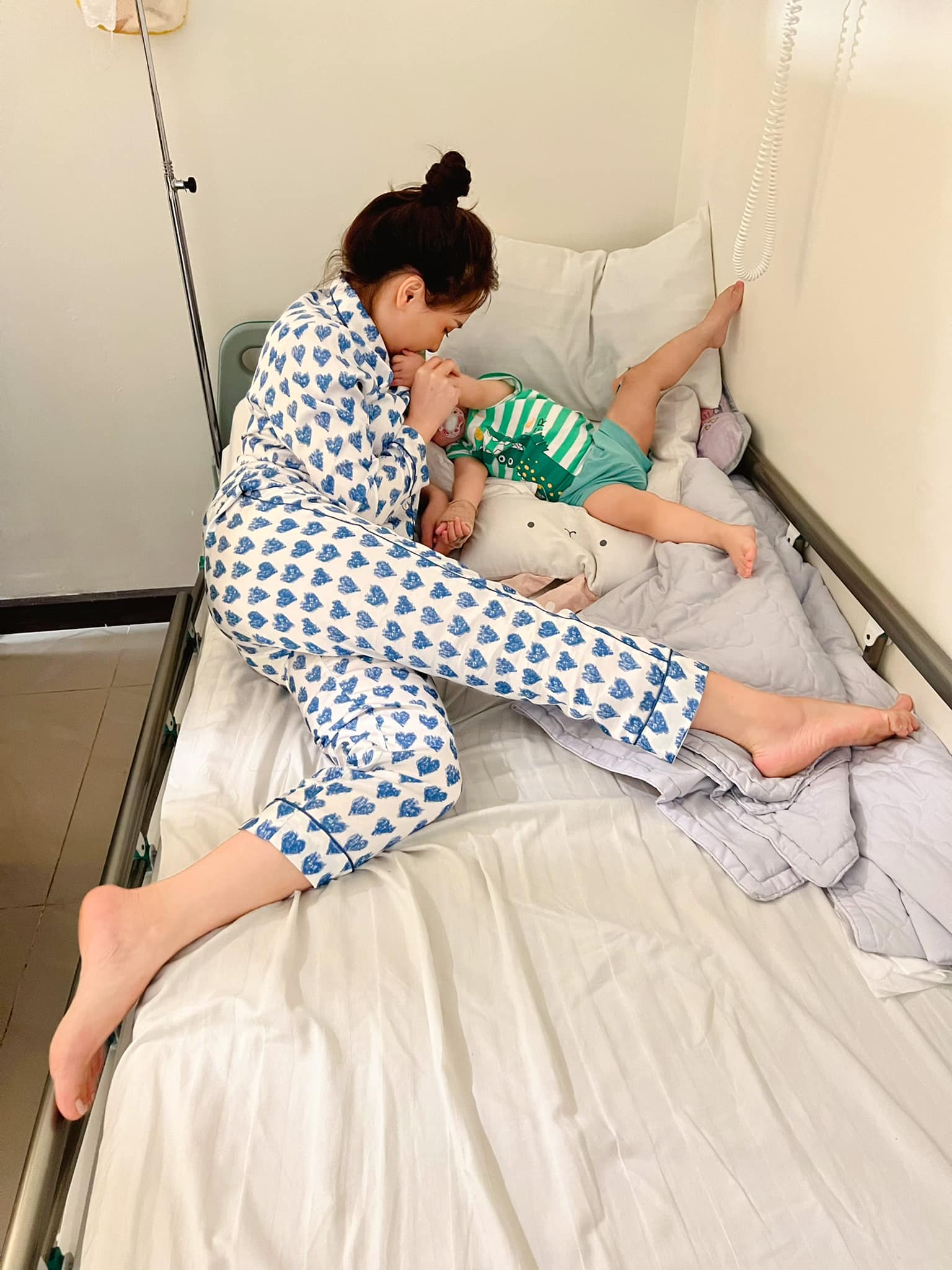 Bảo Thanh bị con nôn lên người nhưng chồng lại thắc mắc vợ 