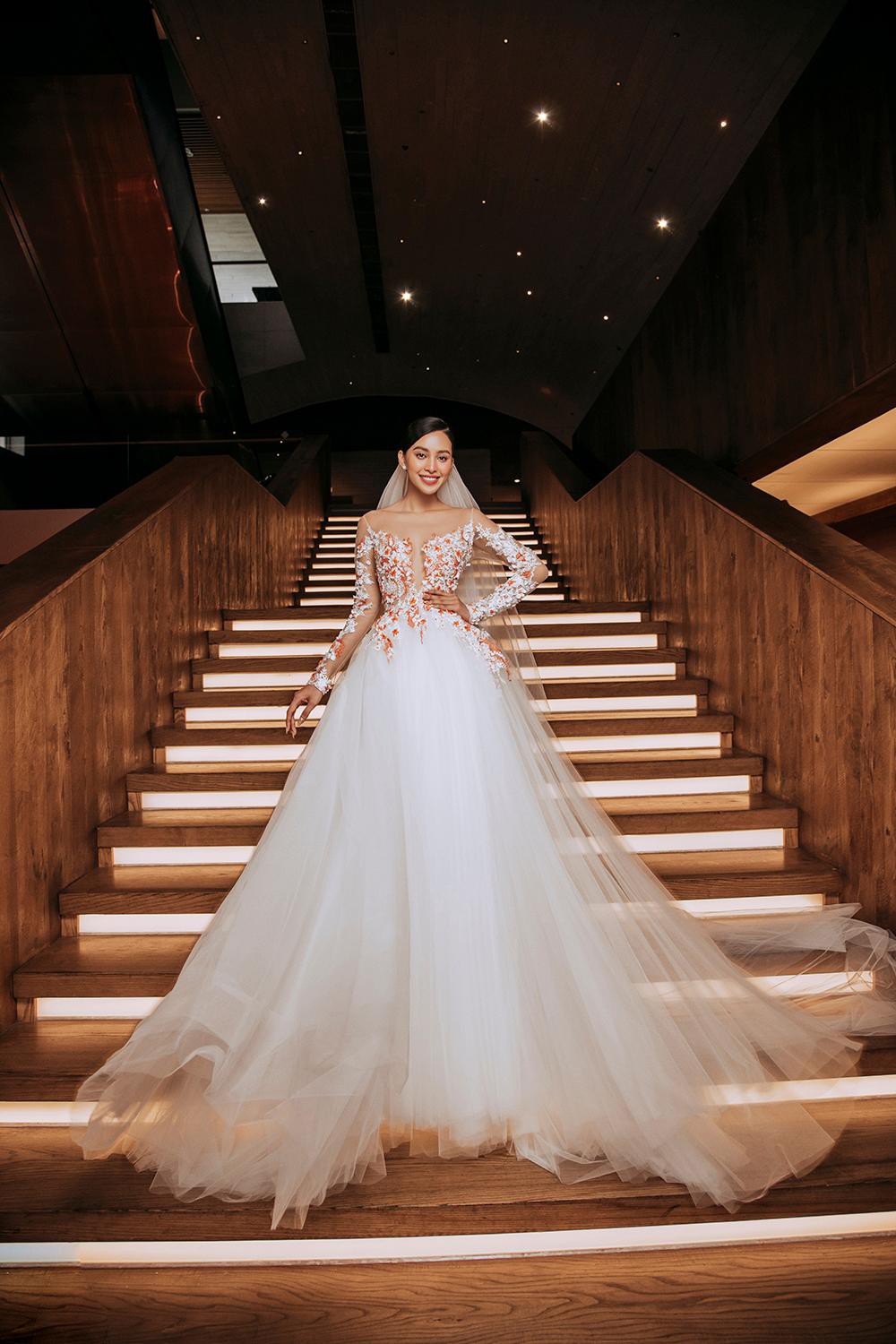 Hoa hậu Tiểu Vy diện váy cưới, nhan sắc yêu kiều không kém những nàng dâu mới của showbiz Việt - Ảnh 3