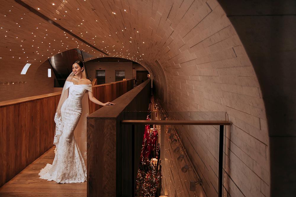 Hoa hậu Tiểu Vy diện váy cưới, nhan sắc yêu kiều không kém những nàng dâu mới của showbiz Việt - Ảnh 4