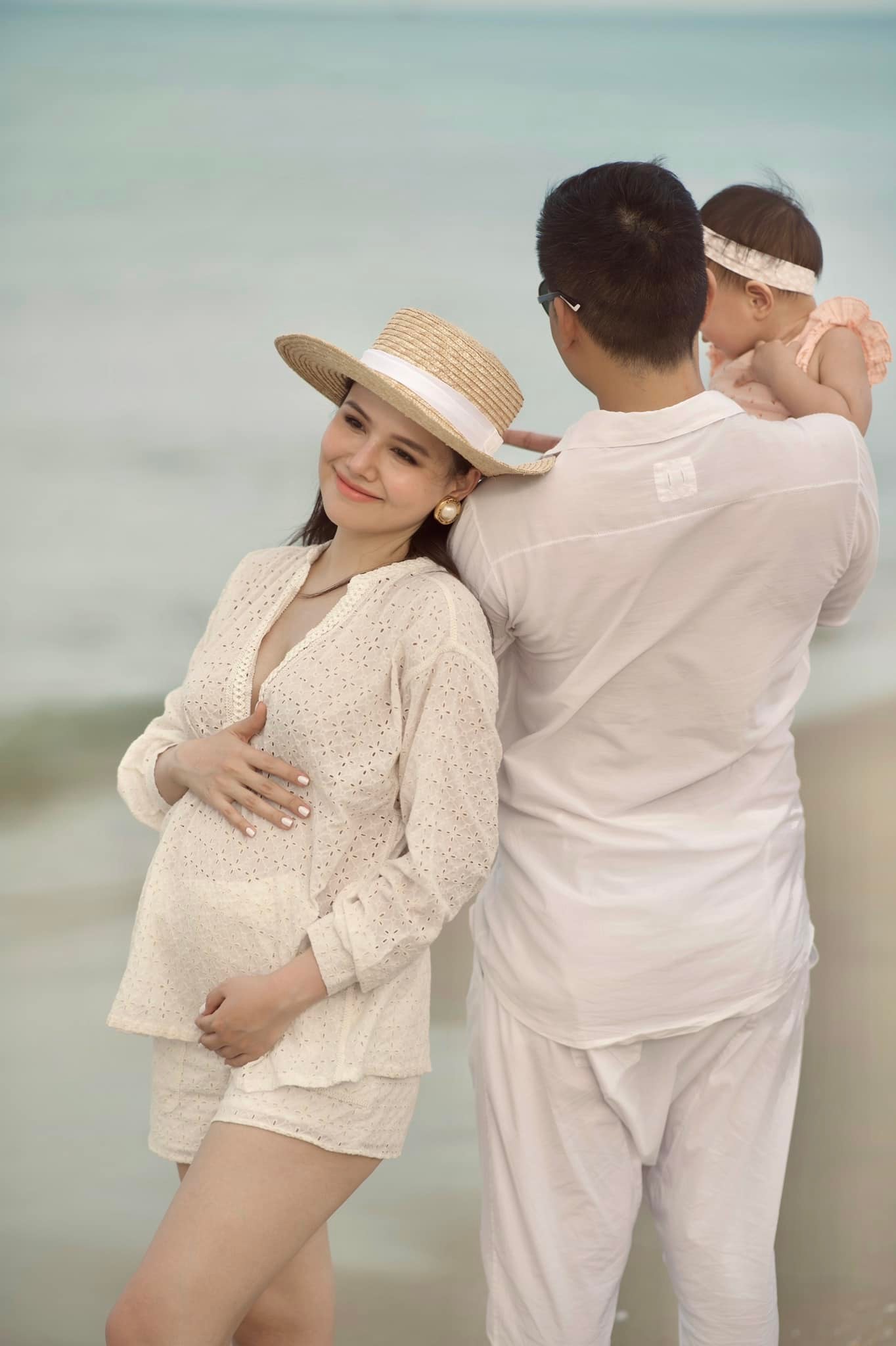 Phanh Lee mang bầu lần 2, tung loạt ảnh cực tình bên chồng đại gia - Ảnh 1