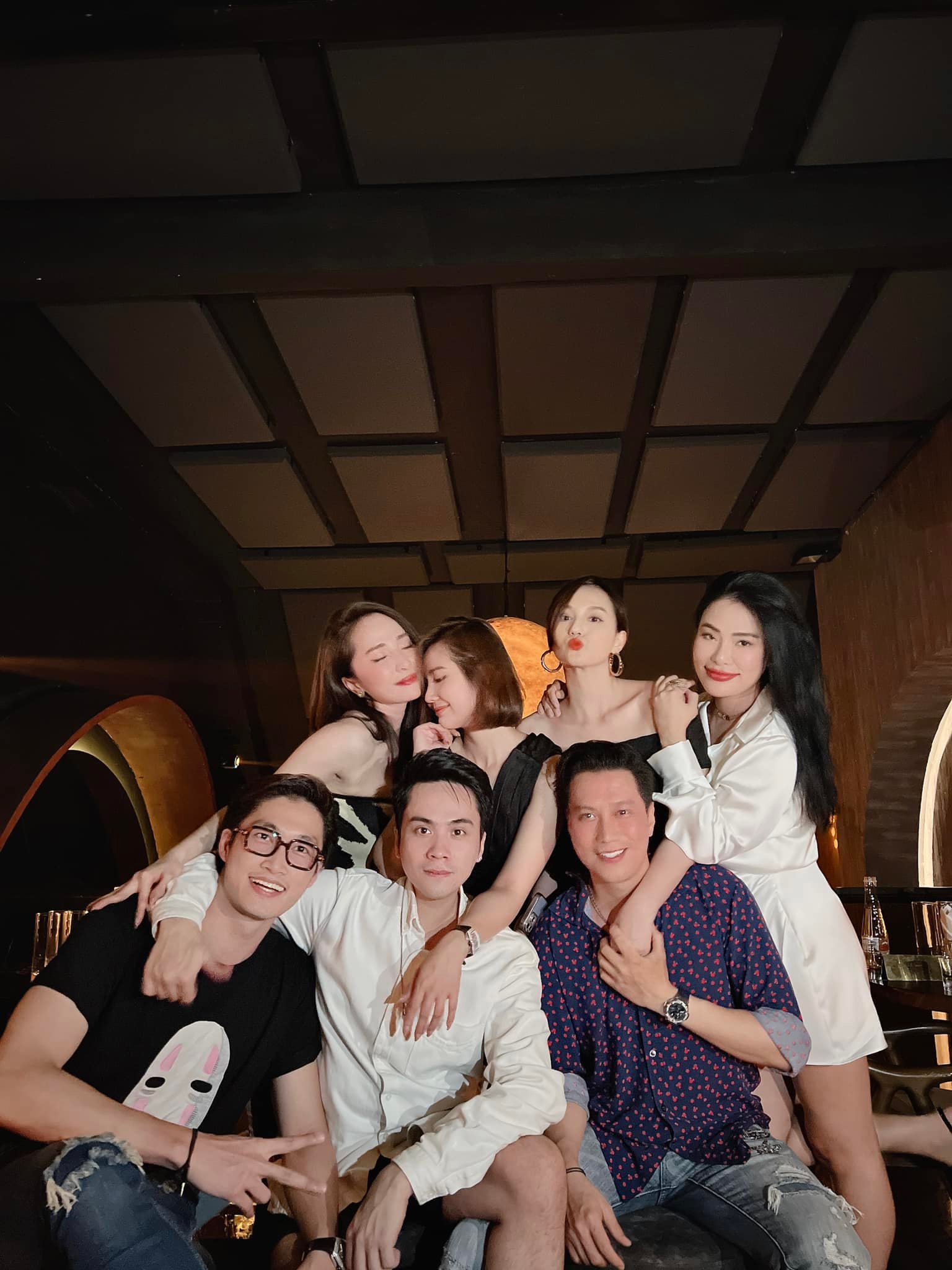 Huyền Lizzie mừng sinh nhật tuổi 32, bất ngờ nhất là Đình Tú nhập hội 