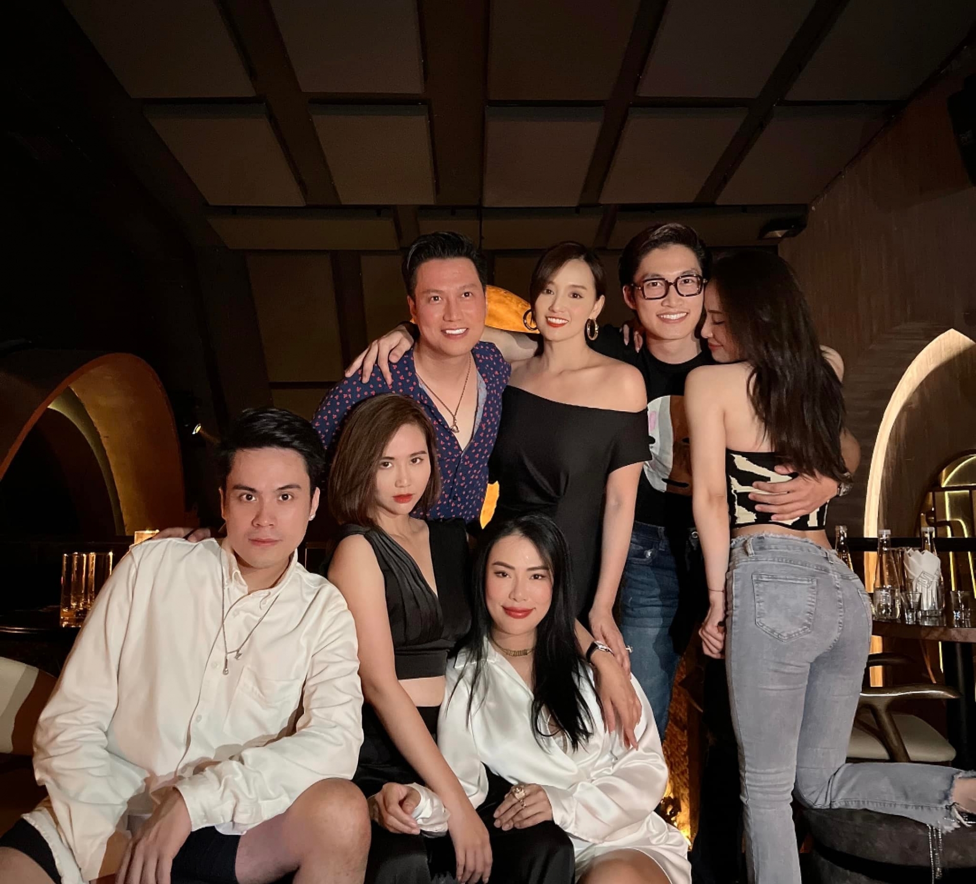 Huyền Lizzie mừng sinh nhật tuổi 32, bất ngờ nhất là Đình Tú nhập hội 