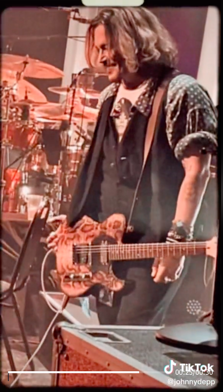 Johnny Depp lập TikTok sau khi thắng kiện, hơn 6 triệu follow/ngày - Ảnh 1