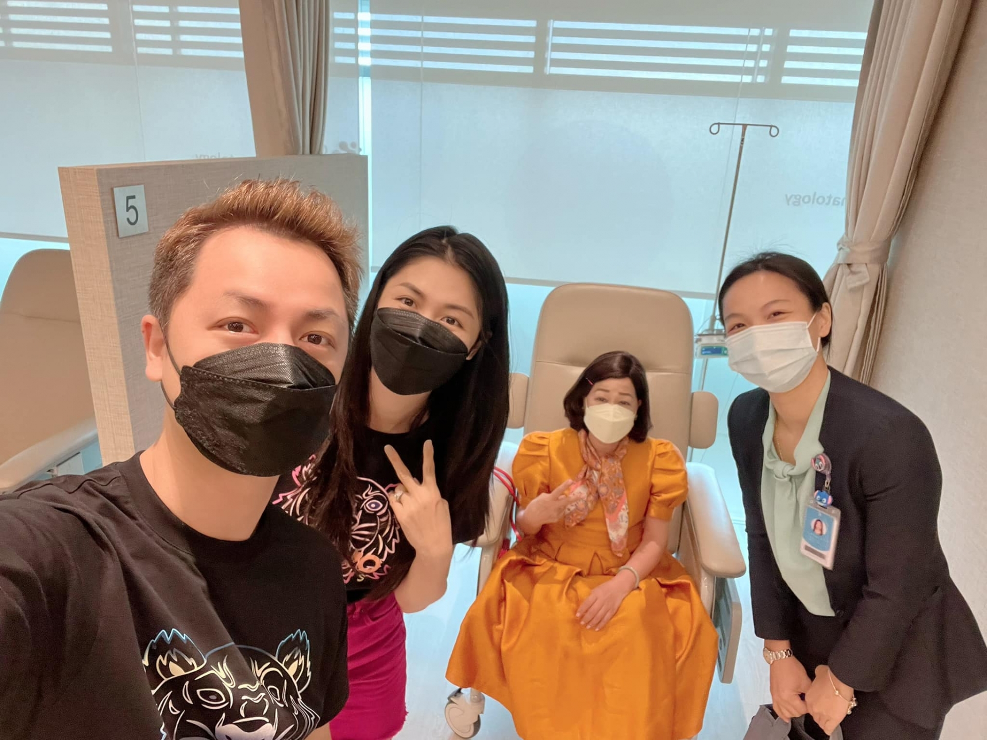 Vợ chồng Đăng Khôi đưa mẹ sang Singapore chữa bệnh, mỗi lần tốn 1 căn chung cư - Ảnh 1