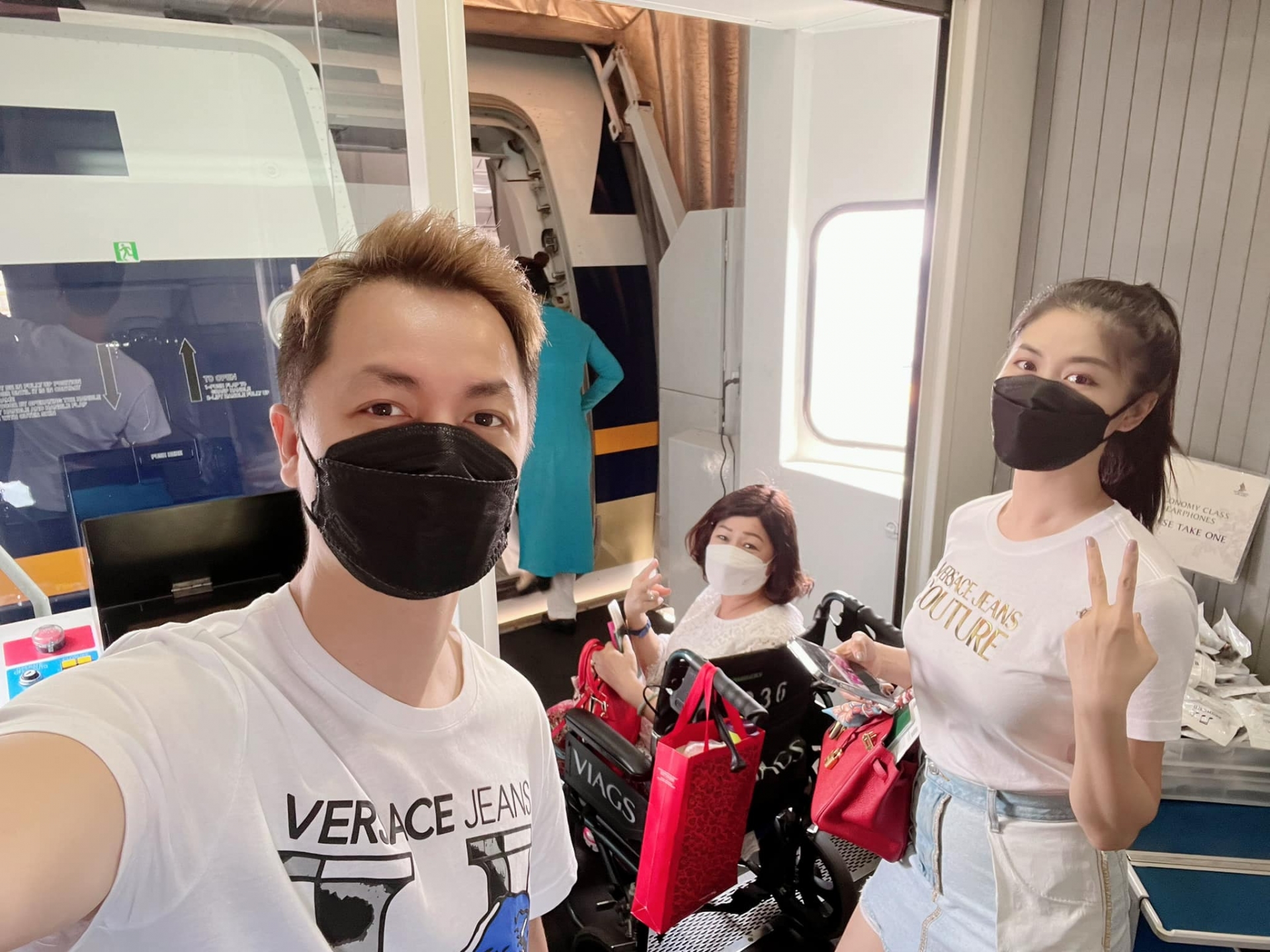 Vợ chồng Đăng Khôi đưa mẹ sang Singapore chữa bệnh, mỗi lần tốn 1 căn chung cư - Ảnh 2