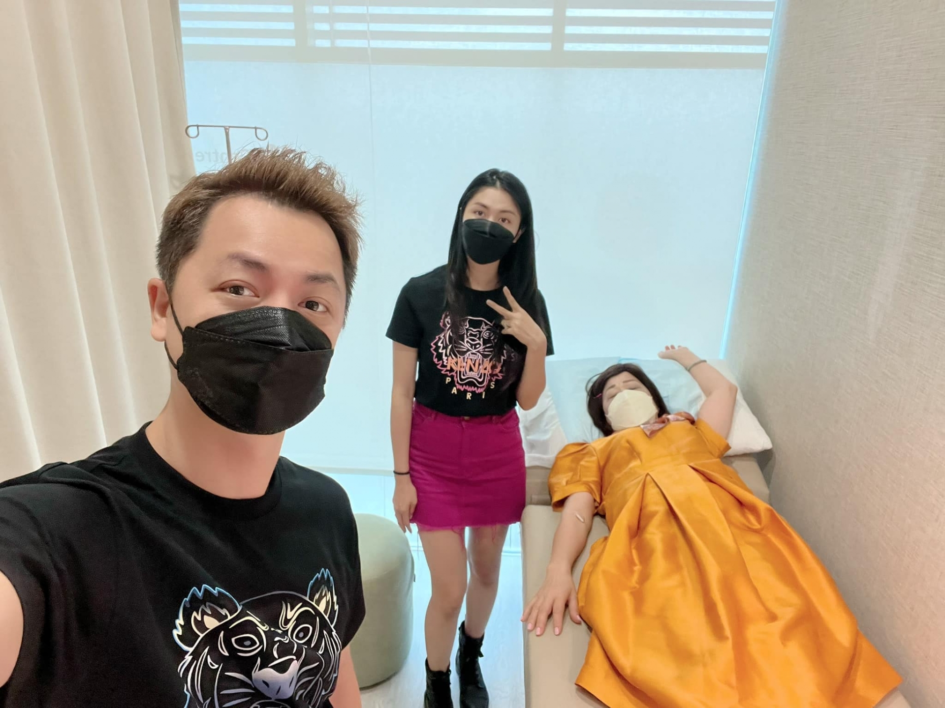 Vợ chồng Đăng Khôi đưa mẹ sang Singapore chữa bệnh, mỗi lần tốn 1 căn chung cư - Ảnh 3