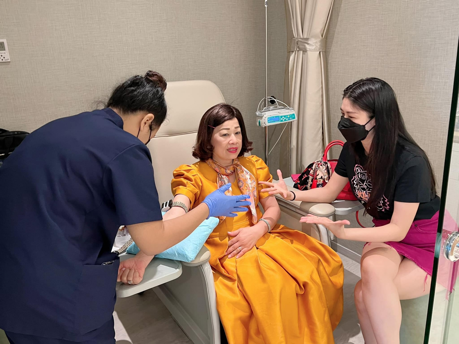 Vợ chồng Đăng Khôi đưa mẹ sang Singapore chữa bệnh, mỗi lần tốn 1 căn chung cư - Ảnh 6