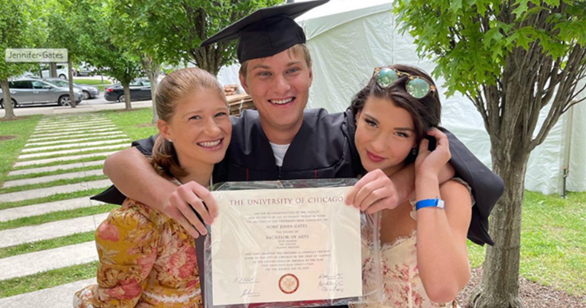 Bill Gates bỏ học nhưng con trai vừa tốt nghiệp MBA với tấm bằng kép xuất sắc