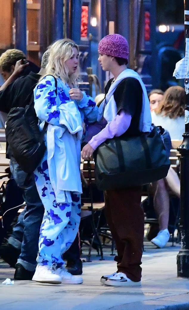 Cậu út nhà Beckham đã đưa bạn gái về ra mắt cha mẹ, không ngại ôm hôn tình tứ trên phố - Ảnh 1