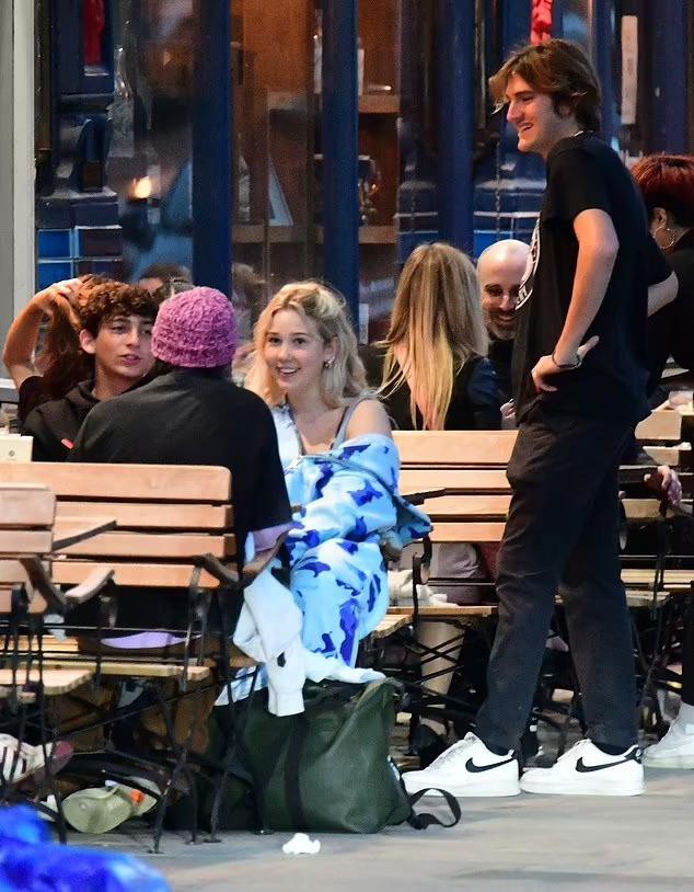 Cậu út nhà Beckham đã đưa bạn gái về ra mắt cha mẹ, không ngại ôm hôn tình tứ trên phố - Ảnh 3