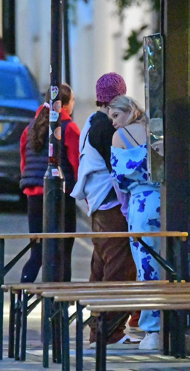 Cậu út nhà Beckham đã đưa bạn gái về ra mắt cha mẹ, không ngại ôm hôn tình tứ trên phố - Ảnh 4