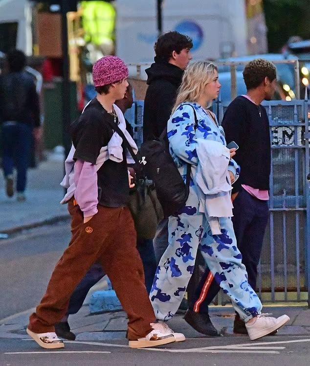Cậu út nhà Beckham đã đưa bạn gái về ra mắt cha mẹ, không ngại ôm hôn tình tứ trên phố - Ảnh 6