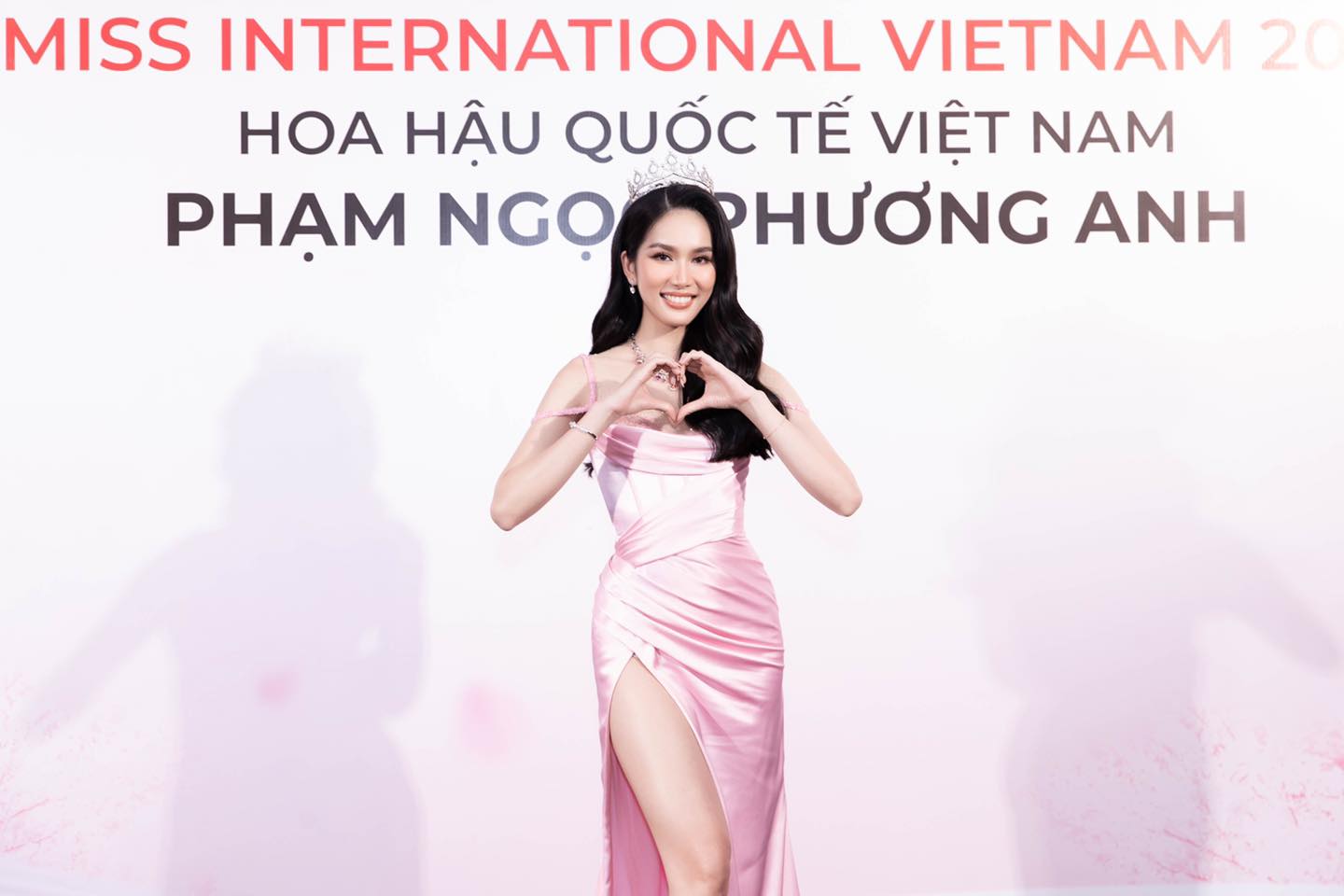 Á hậu Phương Anh diện áo dài trị giá gần nửa tỷ đồng, lấy cảm hứng Văn Miếu tới Hoa hậu Quốc tế 2022 - Ảnh 4