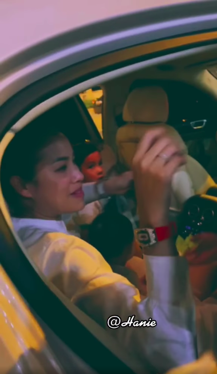 Hình ảnh hiếm hoi của Hoa hậu Phạm Hương tại TP.HCM sau khi trở về từ Mỹ - Ảnh 1