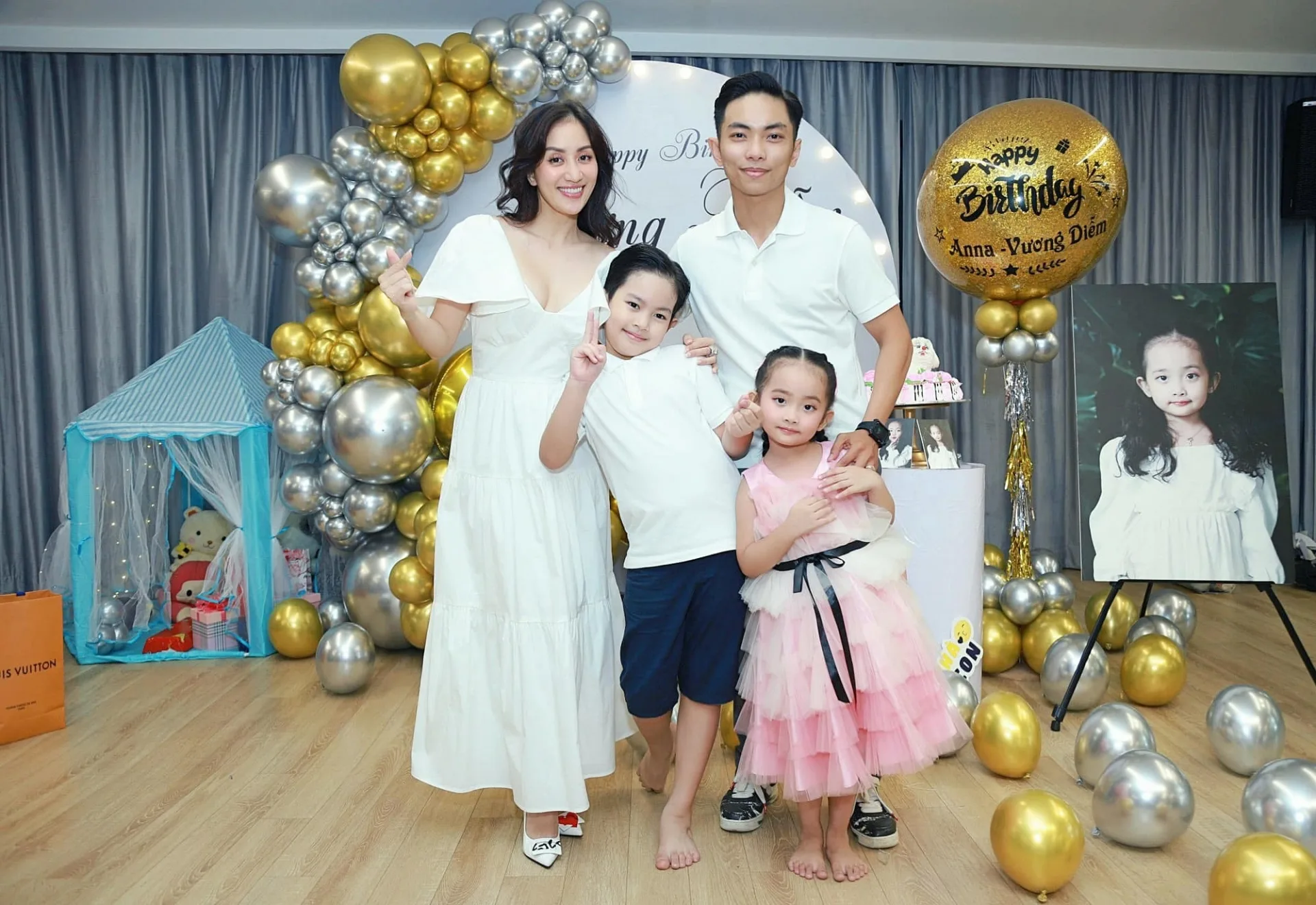 Vợ chồng Chí Anh đến tiệc mừng sinh nhật con gái Khánh Thi - Phan Hiển - Ảnh 8