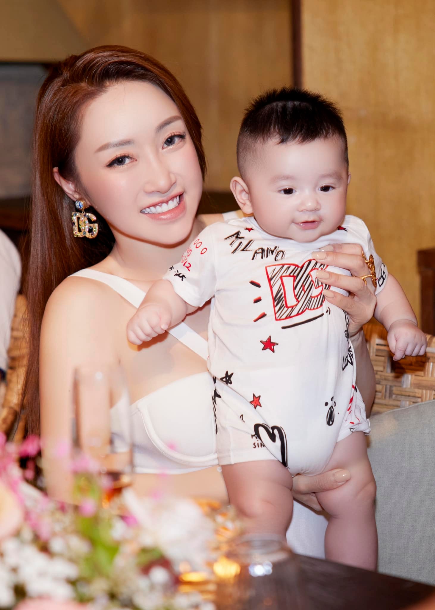 Chi Bảo tổ chức tiệc sinh nhật lung linh, lãng mạn cho vợ kém 16 tuổi - Ảnh 16