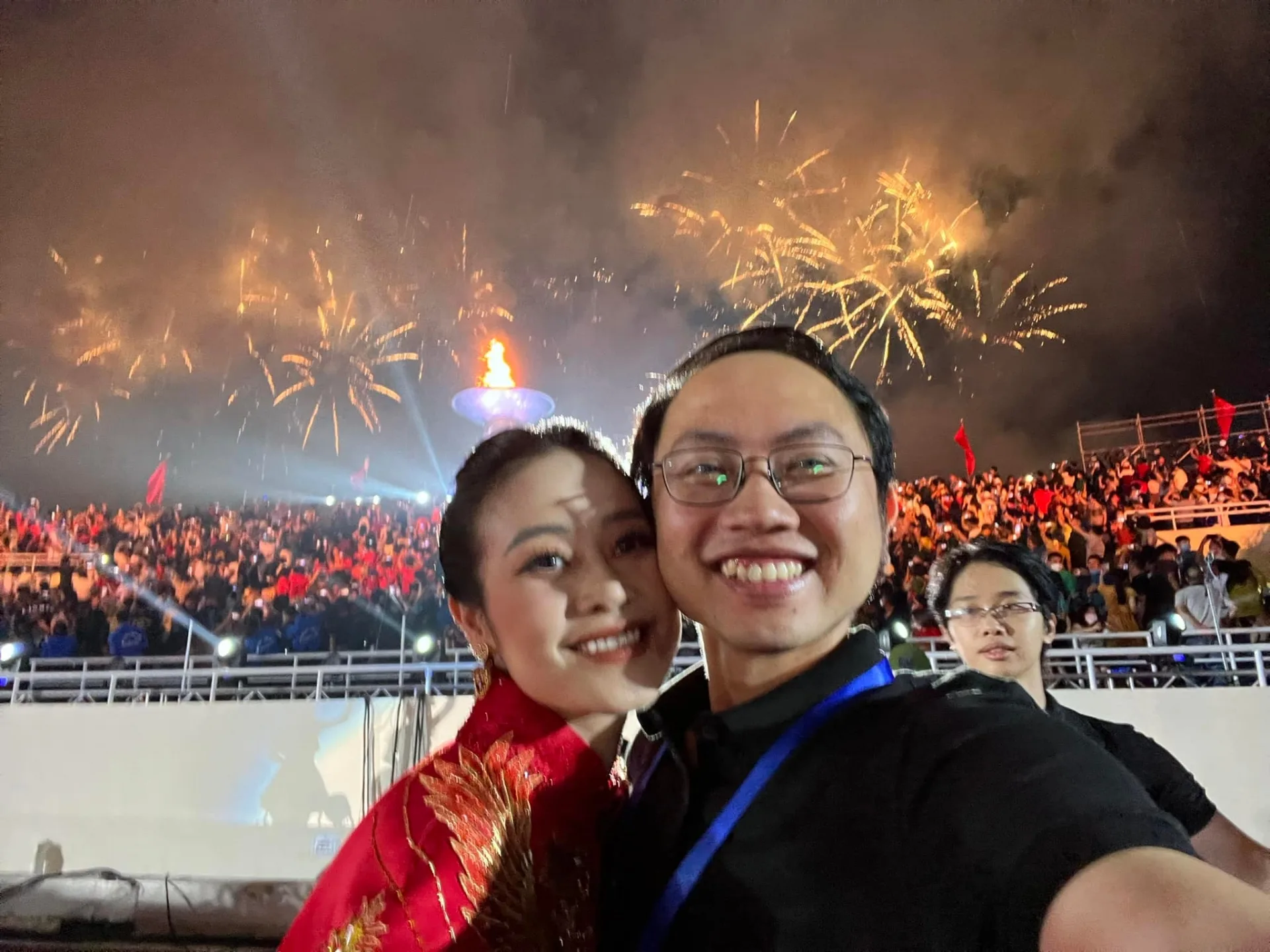 MC Phí Linh hạnh phúc khoe quà lãng mạn chồng tặng dịp 3 năm cưới - Ảnh 3