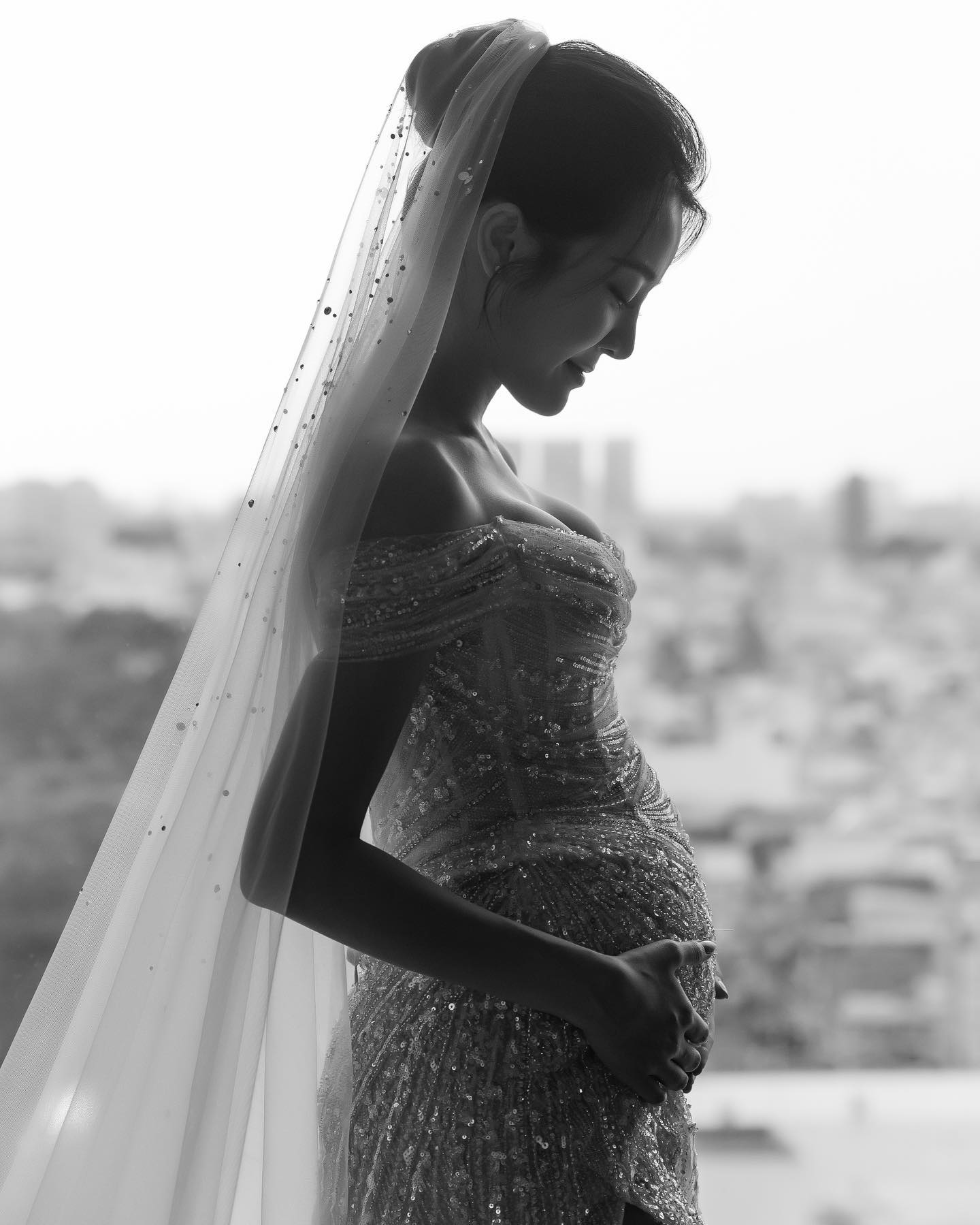 Karen Nguyễn công khai ảnh bụng bầu to vượt mặt trong ngày cưới - Ảnh 1