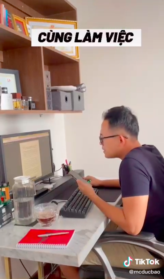 MC Đức Bảo hé lộ cuộc sống khi lấy vợ cùng ngành: Luôn bị theo dõi từ xa vì 